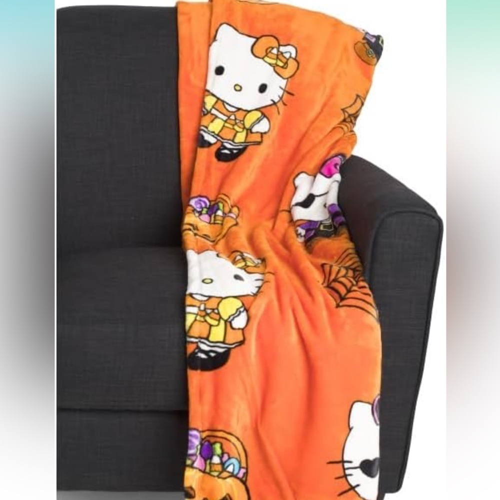 HELLO KITTY HALLOWEEN SET OF TWO THROW BLANKETS 🎃🎃
